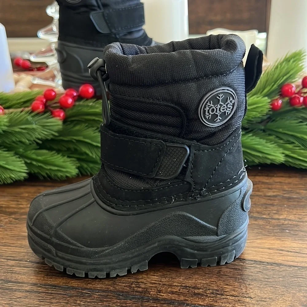 like new Totes Toddler Boy Taelor Black Waterproof Winter Boots | size 5